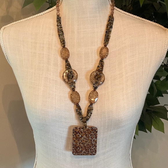 Glittery Beaded Necklace with Leopard Print Pendant - Picture 5 of 6
